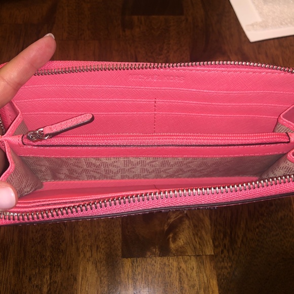 Michael Kors Jet Set Travel Wallet - Picture 2 of 2